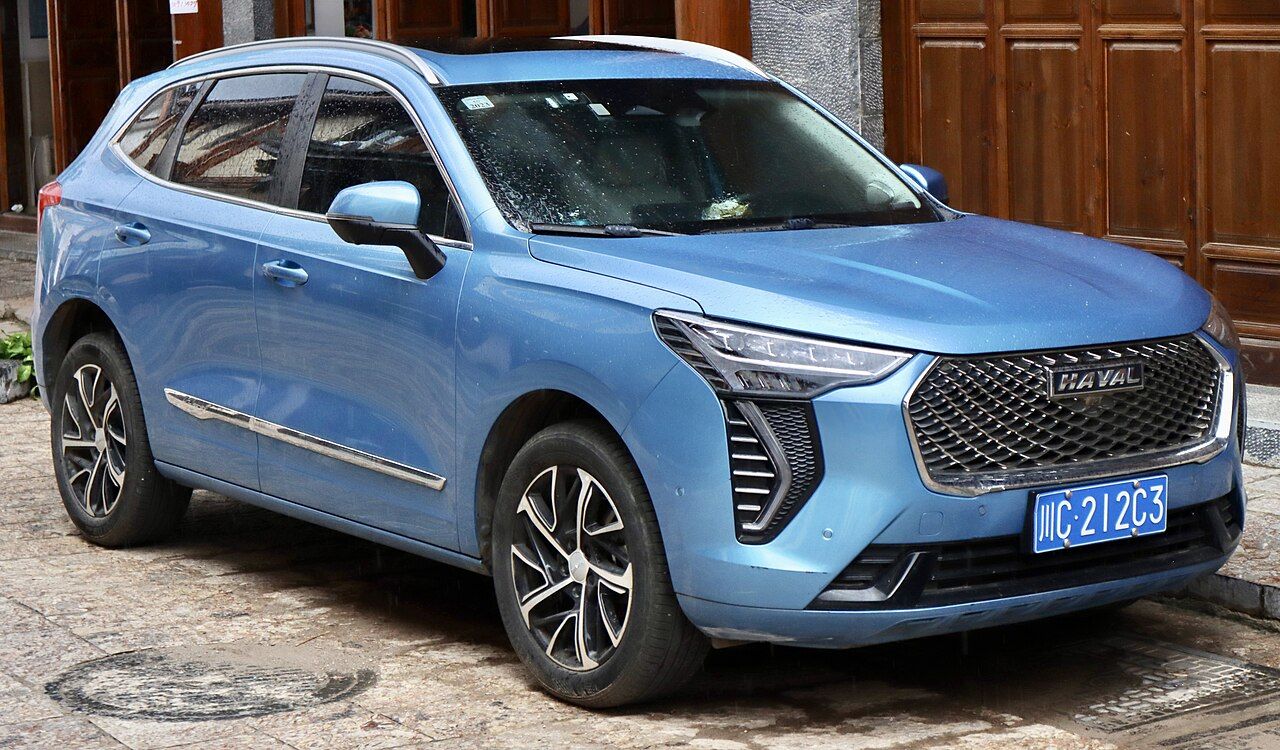 Фото модели: Haval Jolion, вид спереди сбоку