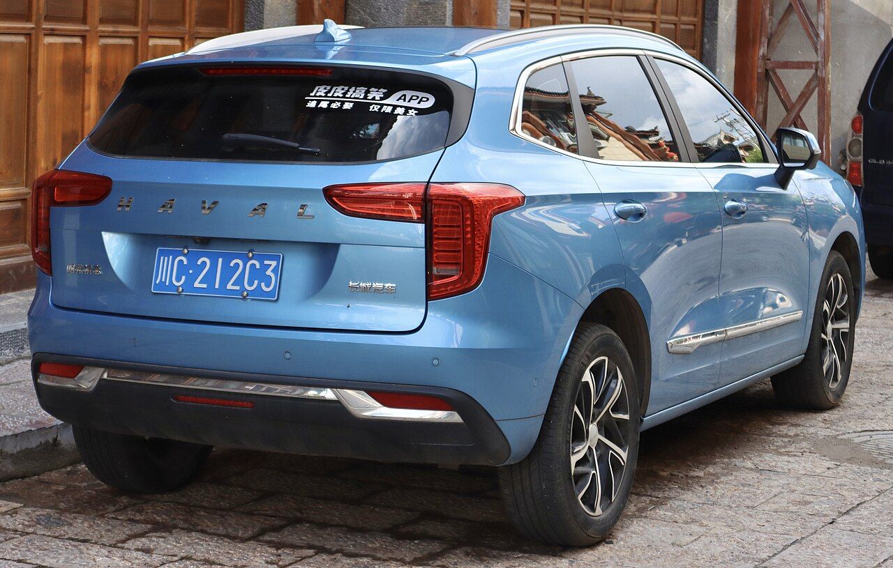 Фото модели: Haval Jolion, вид сзади сбоку