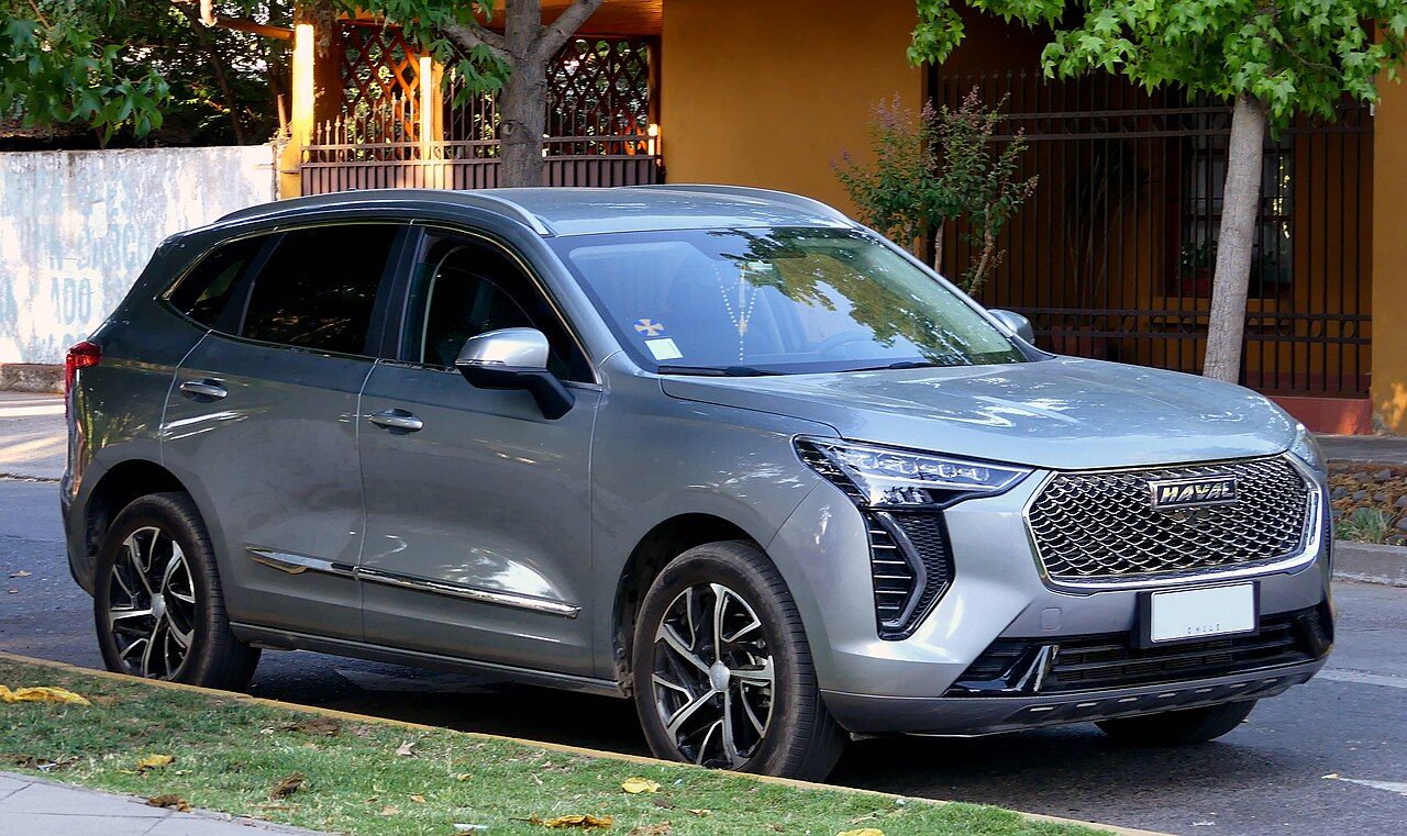 Фото модели: Haval Jolion, вид спереди сбоку