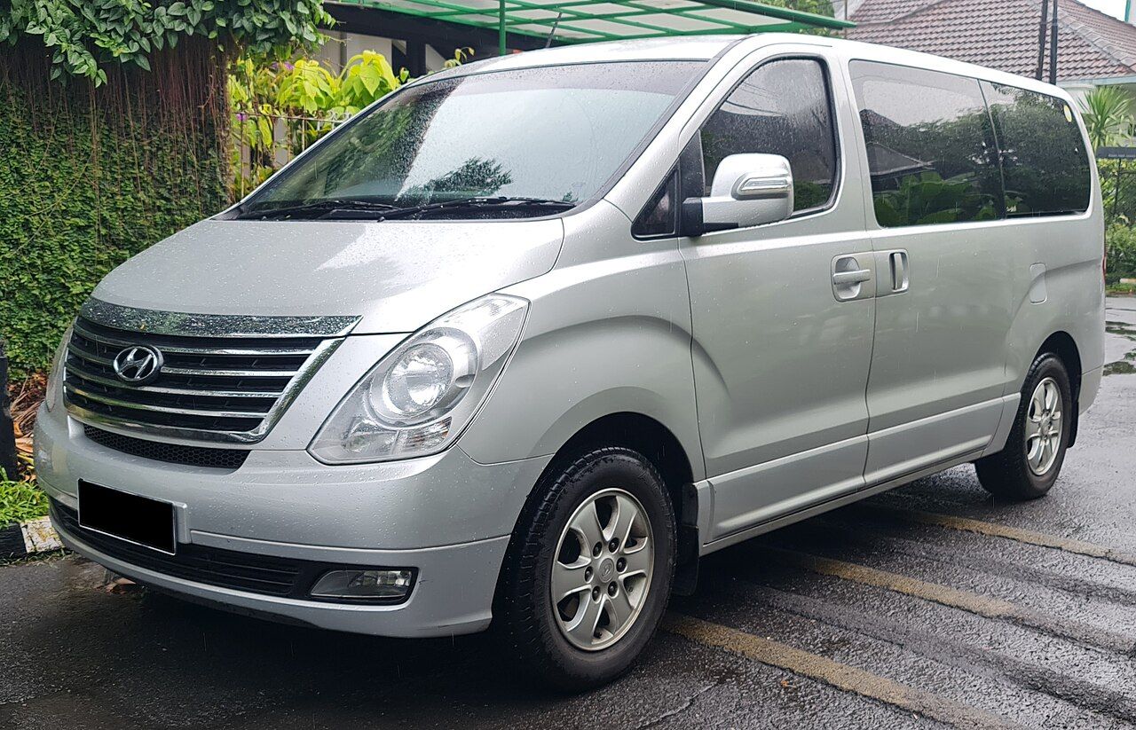 Фото модели: Hyundai Starex, вид спереди сбоку