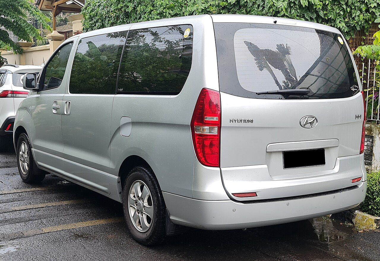 Фото модели: Hyundai Starex, вид сзади сбоку