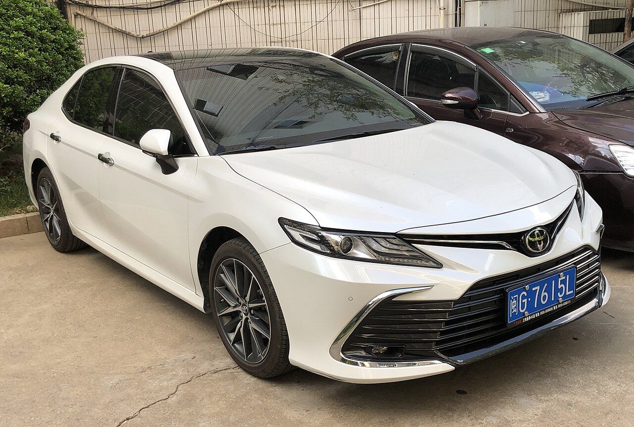 Фото модели: Toyota Camry, вид спереди сбоку