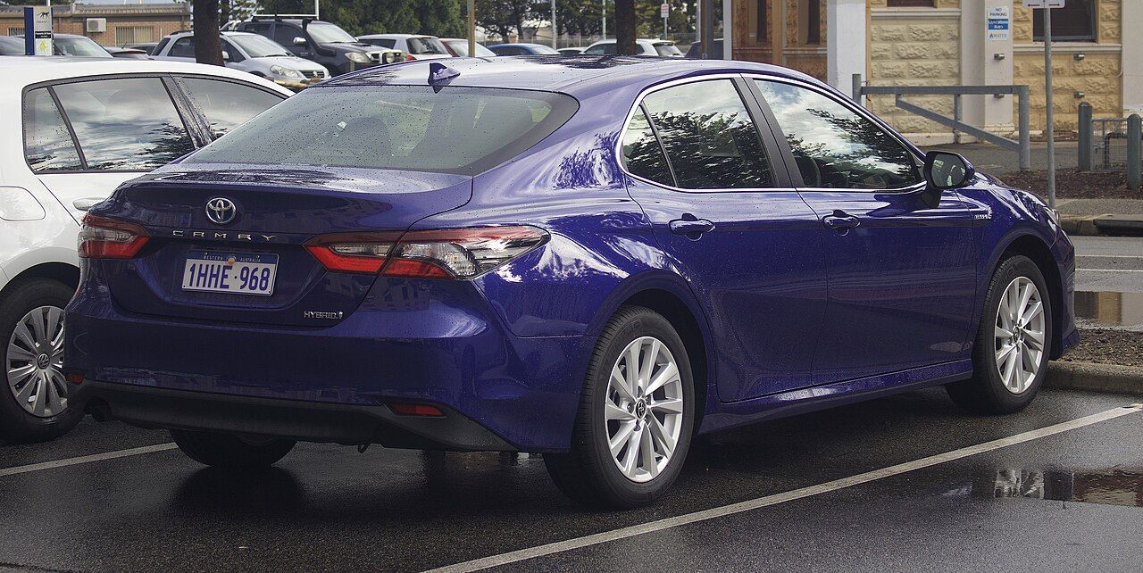 Фото модели: Toyota Camry, вид сзади сбоку
